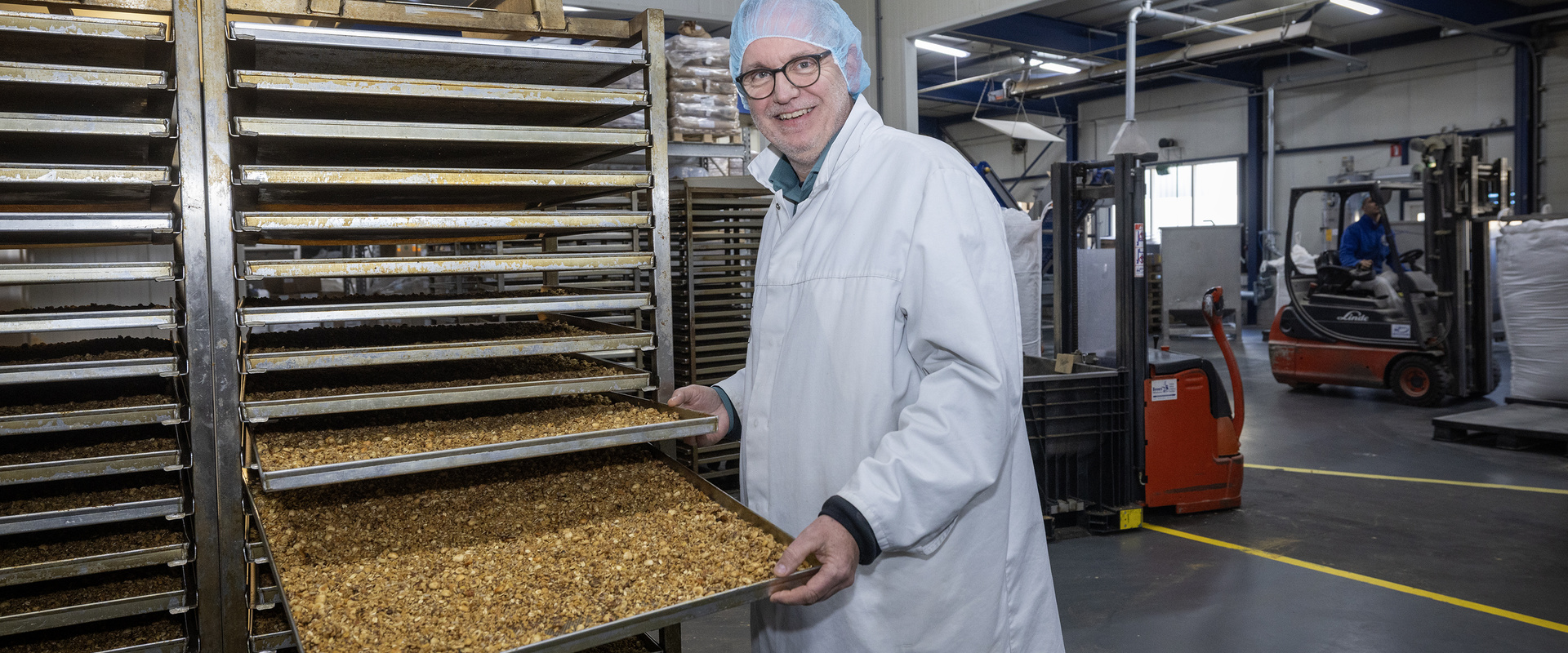 Rob van den Berg van biologische graanpletterij De Halm